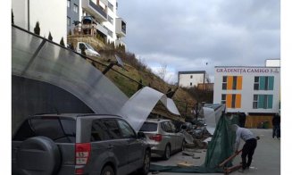 Zid prăbușit lângă o grădiniță din Cluj. 6 vehicule au fost avariate