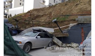 Zid prăbușit lângă o grădiniță din Cluj. 6 vehicule au fost avariate