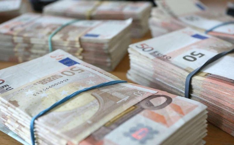 Specialiști: Euro va trece de 5 lei în jumătate de an