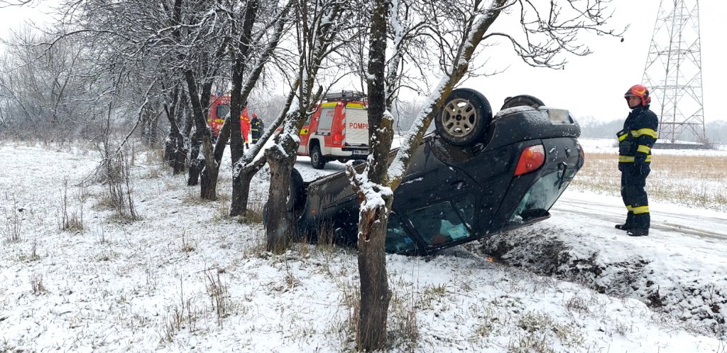 Autoturism RĂSTURNAT într-o localitate din judeţul Cluj. Intervin SMURD-ul şi descarcerarea