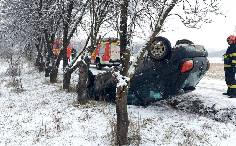 Autoturism RĂSTURNAT într-o localitate din judeţul Cluj. Intervin SMURD-ul şi descarcerarea