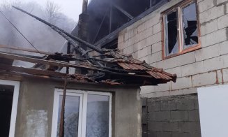 Incendiu în județul Cluj. Două case au luat foc în aceeași curte