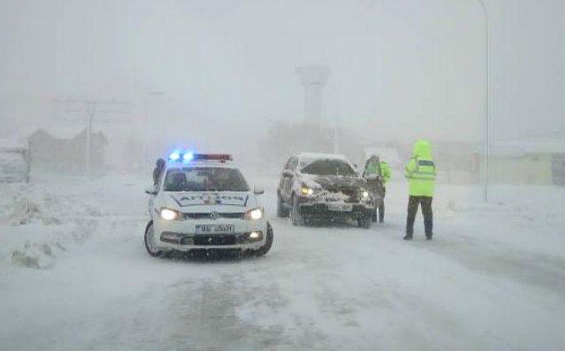 Ninsoarea face prăpăd pe drumurile patriei. Mai multe au fost închise. Restricții și pentru porturi