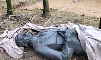Indignare la Cluj-Napoca: Statuia lui Iuliu Maniu, la pământ, printre gunoaie / Reacţia primarului Emil Boc