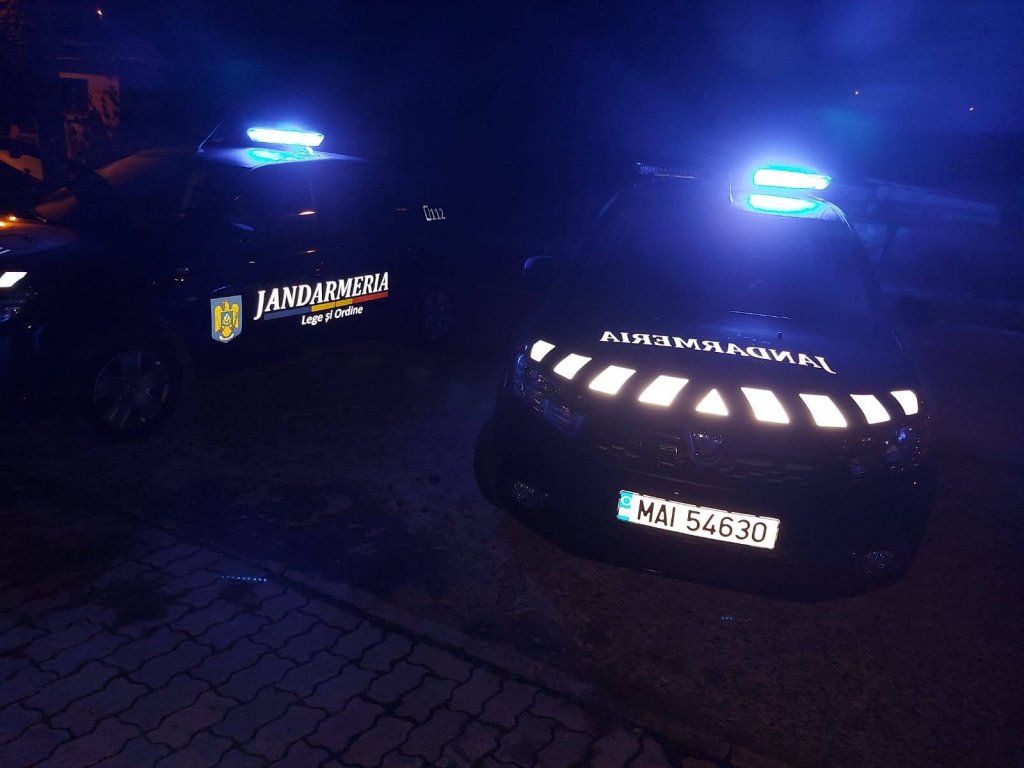 Cluj: Doi tineri au fost prinși cu pliculețe cu cristale și prafuri suspecte asupra lor