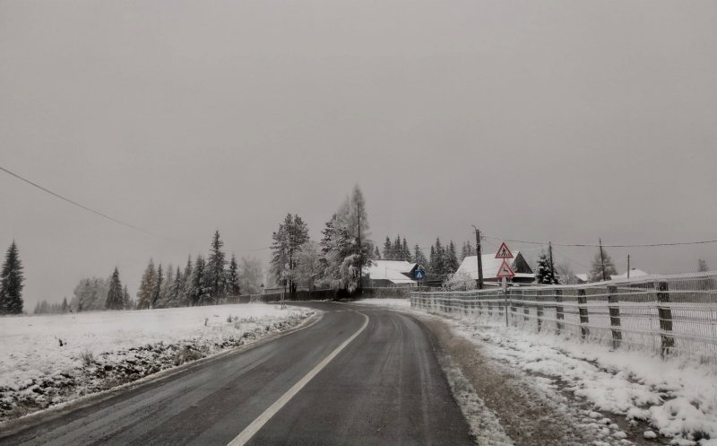 Cum se circulă pe drumurile din județul Cluj. S-a intervenit cu sute de tone de material antiderapant