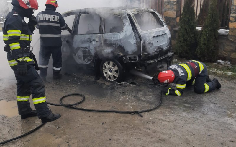 Incendiu pe o stradă din Cluj-Napoca. O mașină s-a făcut scrum