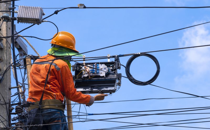 Tehnicienii în reţele de telecomunicaţii sunt căutați la Cluj. Salariu de 1.200 euro sau până la 3.000 euro dacă sunt relocați în UE