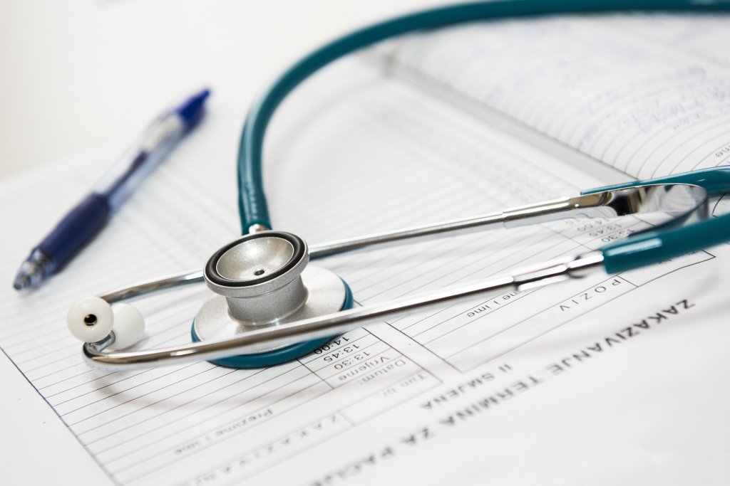 Halucinant! Aproape 100 de medici au sărit în apărarea doctoriței din Suceava care lua șpagă