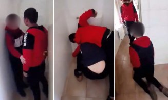 ŞOCANT: 2 elevi, obligați de un coleg să își bage capul în WC