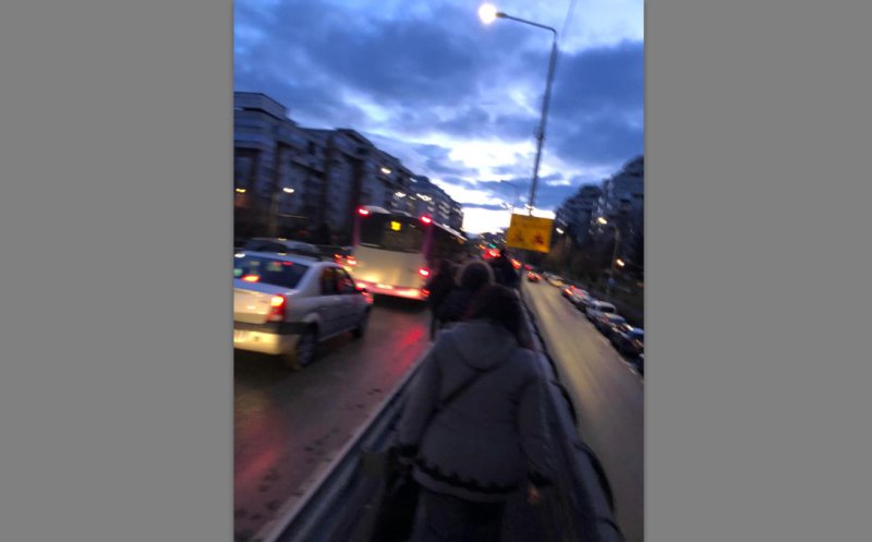 Trafic infernal în Cluj. Oamenii merg pe jos, pe lângă autobuzele blocate în intersecție