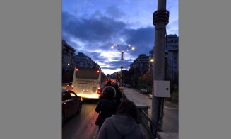 Trafic infernal în Cluj. Oamenii merg pe jos, pe lângă autobuzele blocate în intersecție