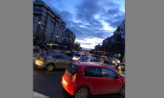 Trafic infernal în Cluj. Oamenii merg pe jos, pe lângă autobuzele blocate în intersecție
