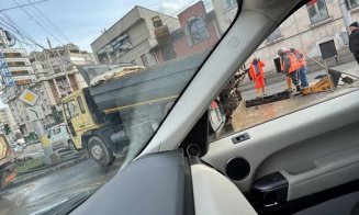 Țeavă spartă în Cipariu, tot centrul e BLOCAT! Șoferii sunt furioși: "Ce faci 'Doreleee?' Altă zi nu ai găsit?"