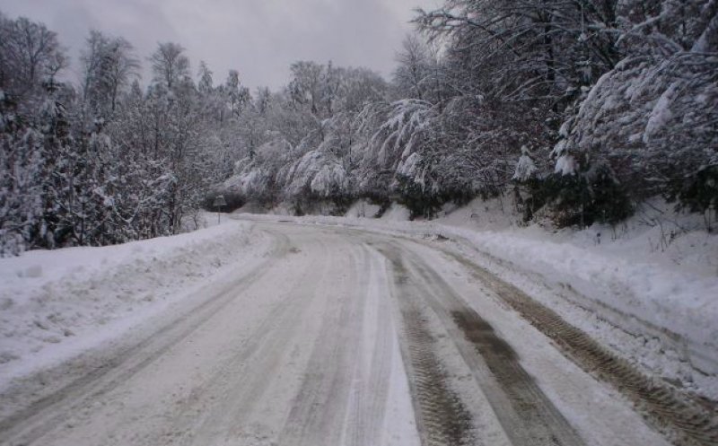 Atenție, șoferi! Mai multe drumuri din Cluj, afectate de ninsoare