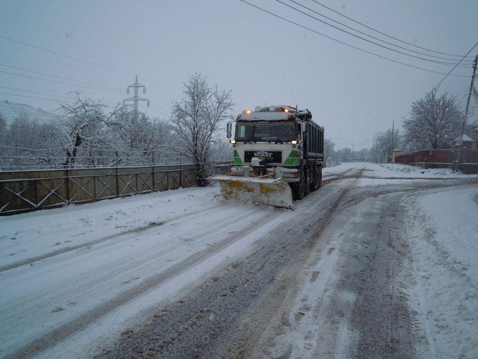 Șoferi, aveți grijă! Se circulă greu pe străzile din Cluj! Pe Autostrada Transilvania intervin utilajele de deszăpezire