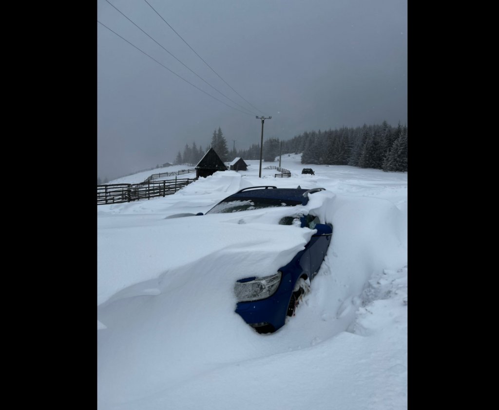 Eroii zăpezilor. Mai mulți voluntari din Cluj s-au luptat cu viscolul pentru a ajuta zeci de oameni