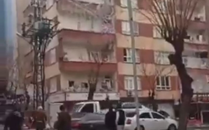 Cutremurul din Turcia. VIDEO șocant: Blocuri făcute zob, în câteva secunde, peste mașinile și oamenii care circulă pe stradă
