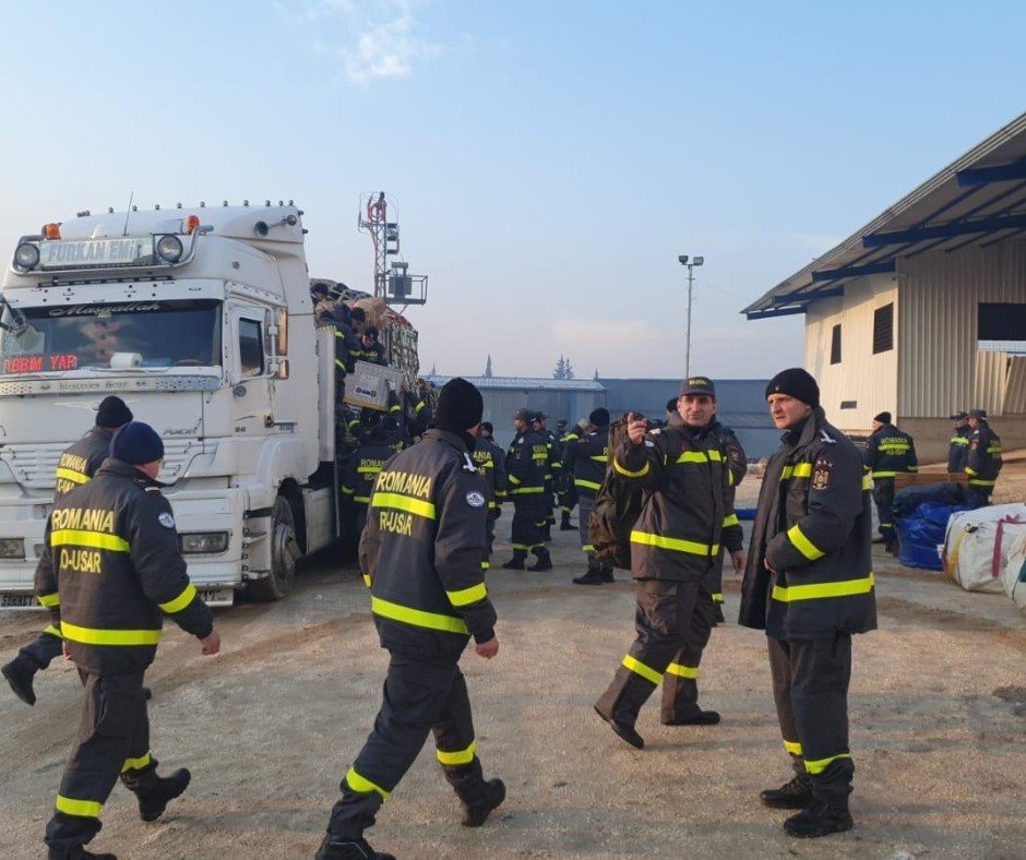 Seismul din Turcia. Salvatorii români încearcă să recupereze de sub dărâmături o familie: "Clădirea este prăbuşită complet"