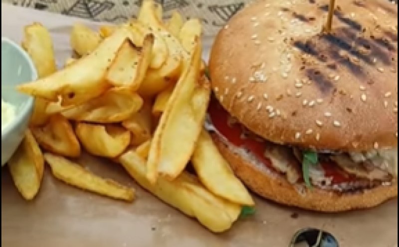 Burger usturător la preț în Cluj. Turist: „Cică Mamaia e scumpă”