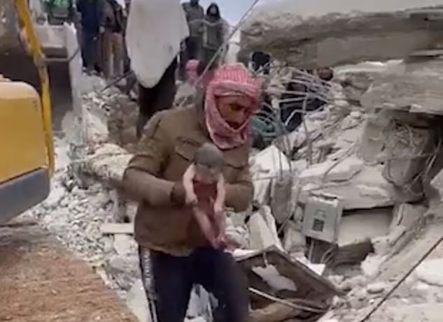 VIDEO emoționant. O femeie a murit după ce a născut în Siria sub dărâmături. Bebelușul a fost salvat