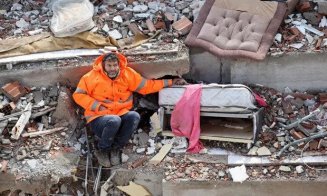 SFÂȘIETOR. Un tată își ține de mână fiica moartă, prinsă sub dărâmături după cutremurul din Turcia