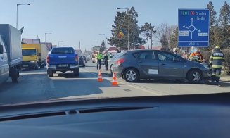 Accident în Florești. Două mașini s-au izbit, există scurgeri de combustibil și risc de incendiu!
