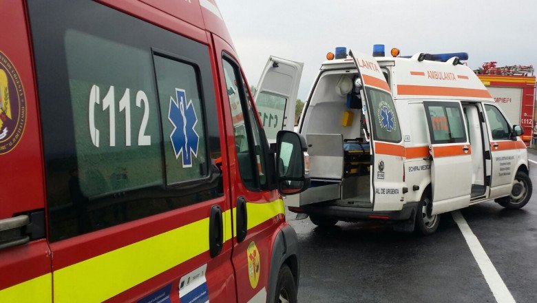 IMPACT între o mașină și o dubă în Popești. Echipaje ISU, la fața locului/ Două persoane rănite