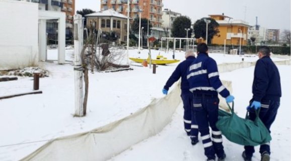 Româncă găsită moartă pe o plajă din Italia