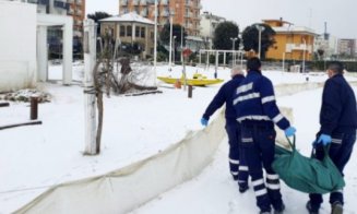 Româncă găsită moartă pe o plajă din Italia