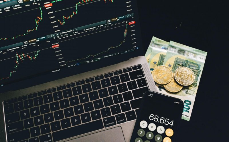 Înșelătorie cu criptomonede. Țeparul a reușit să fugă cu monede virtuale valoroase cât o garsonieră