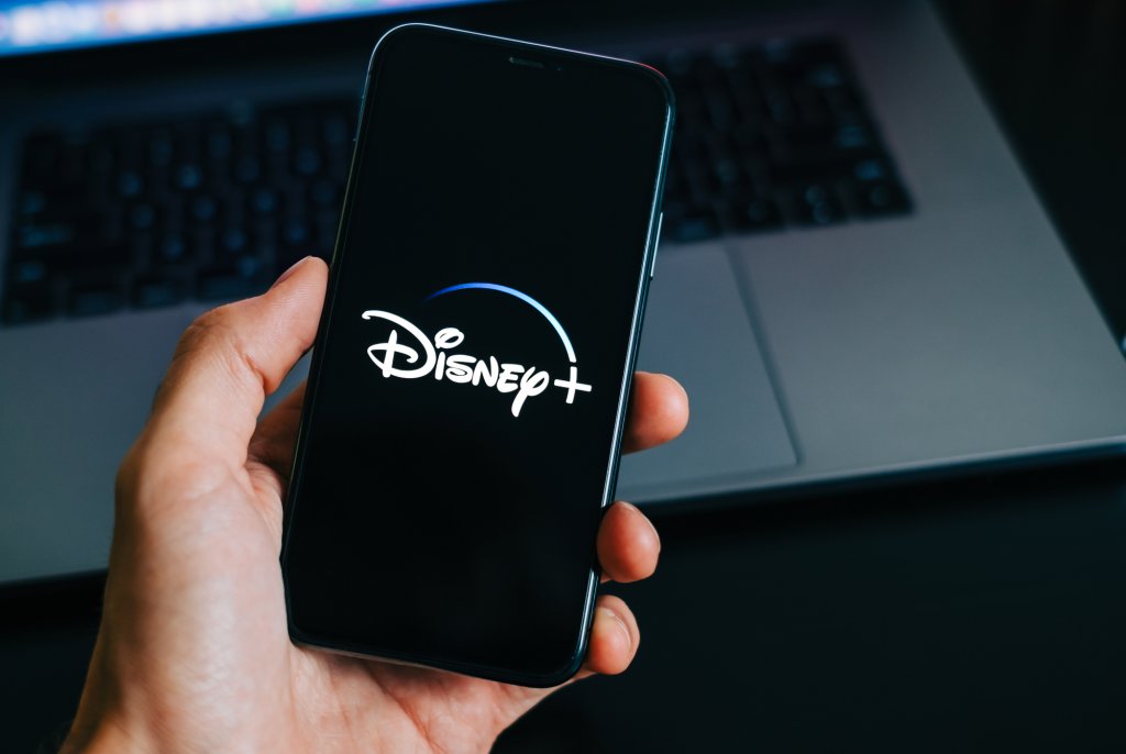 Criza lovește și industria divertismentului. Disney dă afară 7.000 de oameni