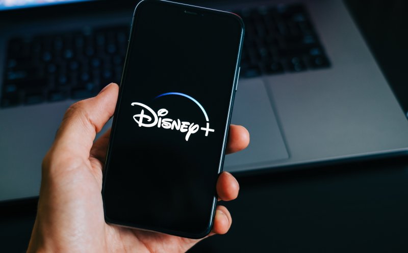 Criza lovește și industria divertismentului. Disney dă afară 7.000 de oameni