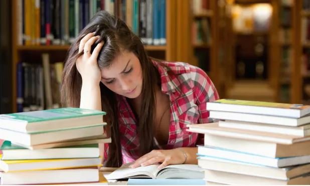 Burse în străinătate, de cel puțin 1.000 de euro pe lună, pentru masterat, doctorat, stagii postdoctorale şi de cercetare