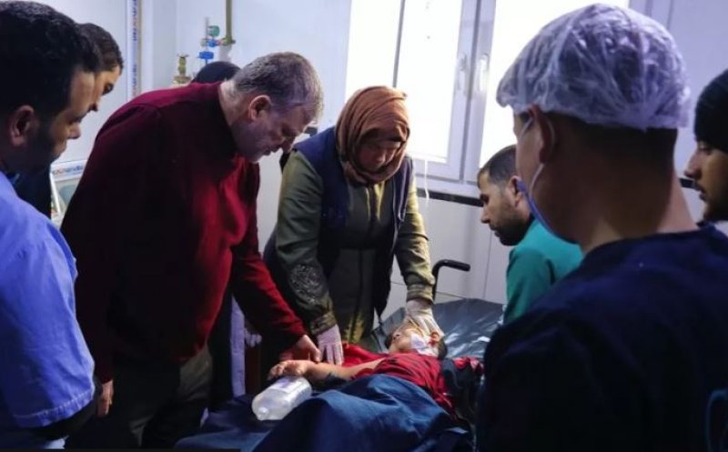 Copil găsit sub dărâmături, alături de părinții și frații morți. Medic: "Știa că acum este pe mâini sigure. S-a uitat la mine și am început să plâng"