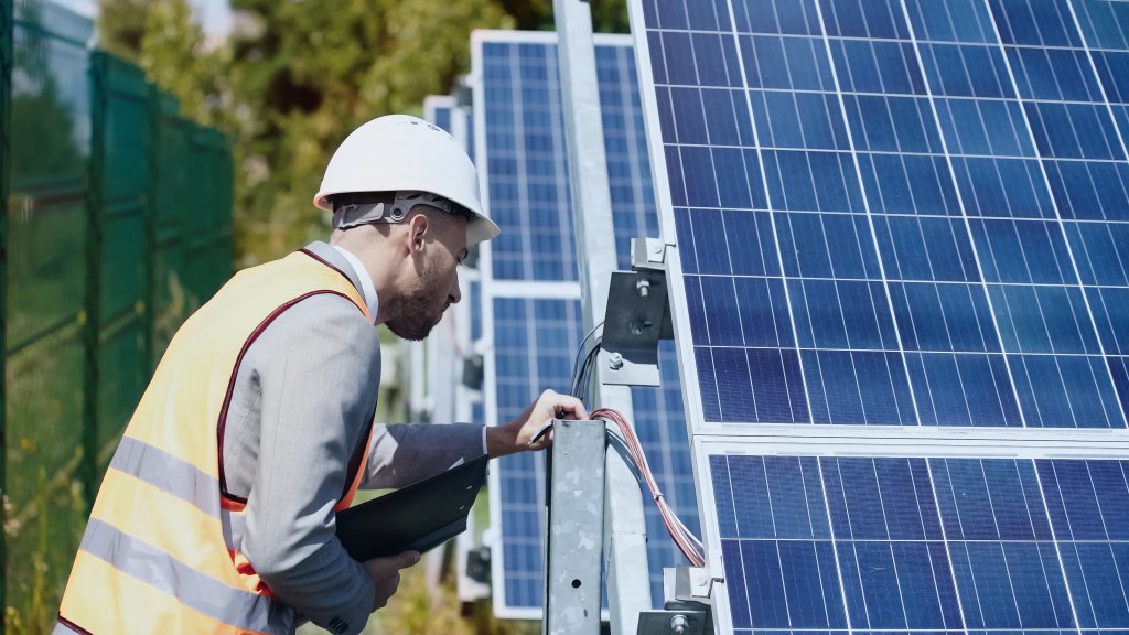 Companie fondată de un om de afaceri clujean și de un fost secretar de stat promite reducerea facturilor la energie
