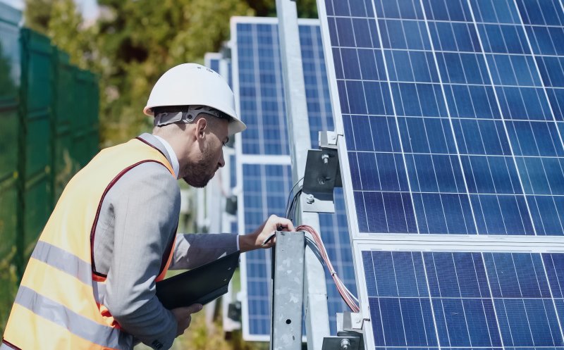 Companie fondată de un om de afaceri clujean și de un fost secretar de stat promite reducerea facturilor la energie