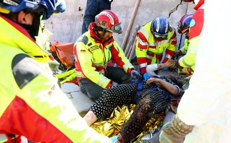 Încă o salvare minune în Turcia! Femeie scoasă vie de sub dărâmături după mai bine de 100 de ore