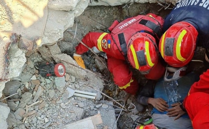 Bărbat din Turcia, scos de sub dărâmături de către salvatorii români