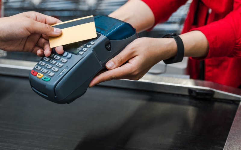 „Bancomat” direct la casa de la supermarket. Serviciul este disponibil și la Cluj. Câți bani pot scoate oamenii de pe card