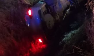Doi tineri de 19 și 20 de ani au plonjat cu mașina într-un șanț de 3 metri. A intervenit descarcerarea