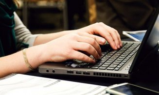 Ajutor de 200 de euro pentru elevii și studenți ca să își cumpere calculatoare. Care sunt condițiile