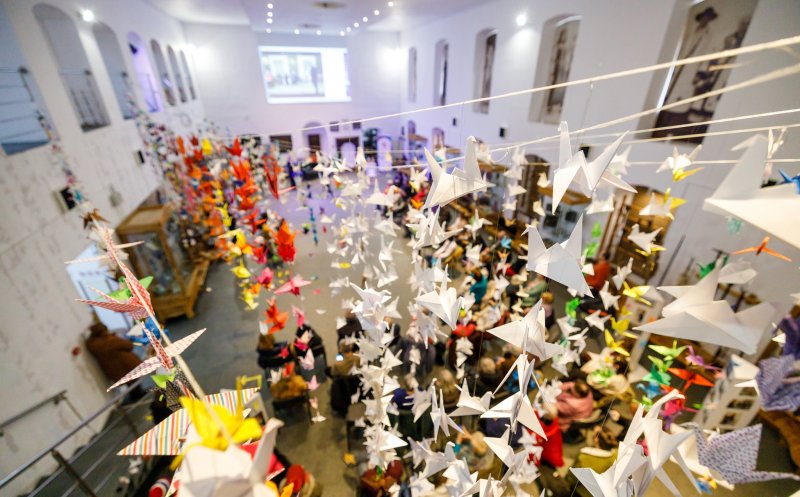 Expoziție inedită la Cluj-Napoca: „1000 de cocori pentru pace” la Muzeul Etnografic al Transilvaniei