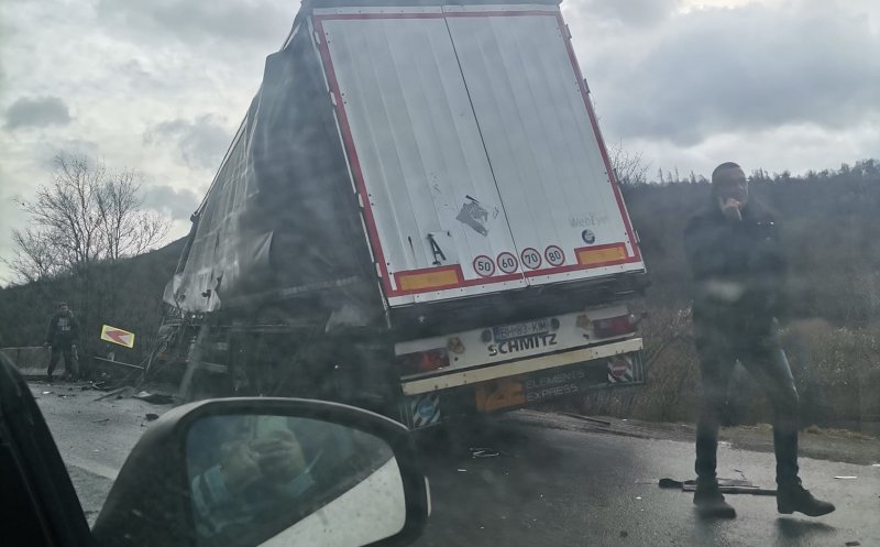 Accident între două autotrenuri. Un bărbat, consultat de medici