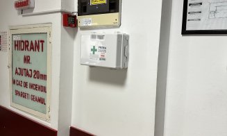 Truse de prim ajutor pe holurile unei facultăți din Cluj: „Just in case”