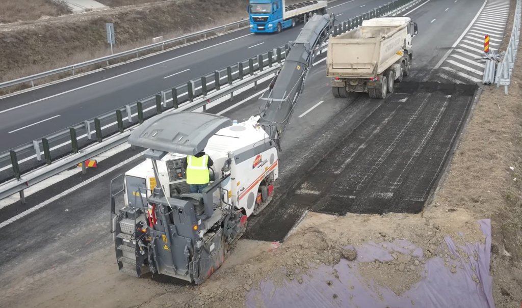 Cât de mult a ”mușcat” ALUNECAREA DE TEREN din A10 Sebeș-Turda. De ce o ia la vale Autostrada
