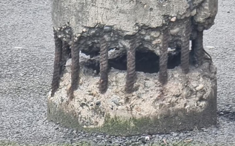 Stâlp din Cluj-Napoca, gata să cadă pe o stradă intens circulată