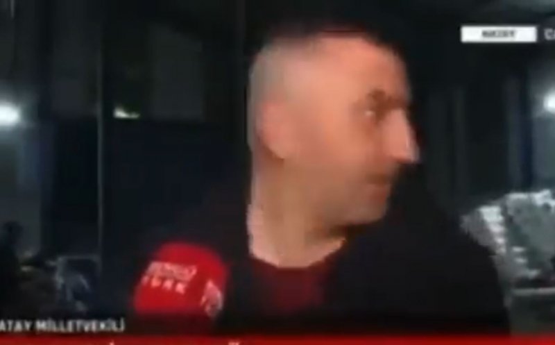 Imagini VIRALE! În loc să fugă, un turc se repede spre o clădire în timpul cutremurului pentru a-i ajuta pe ceilalți
