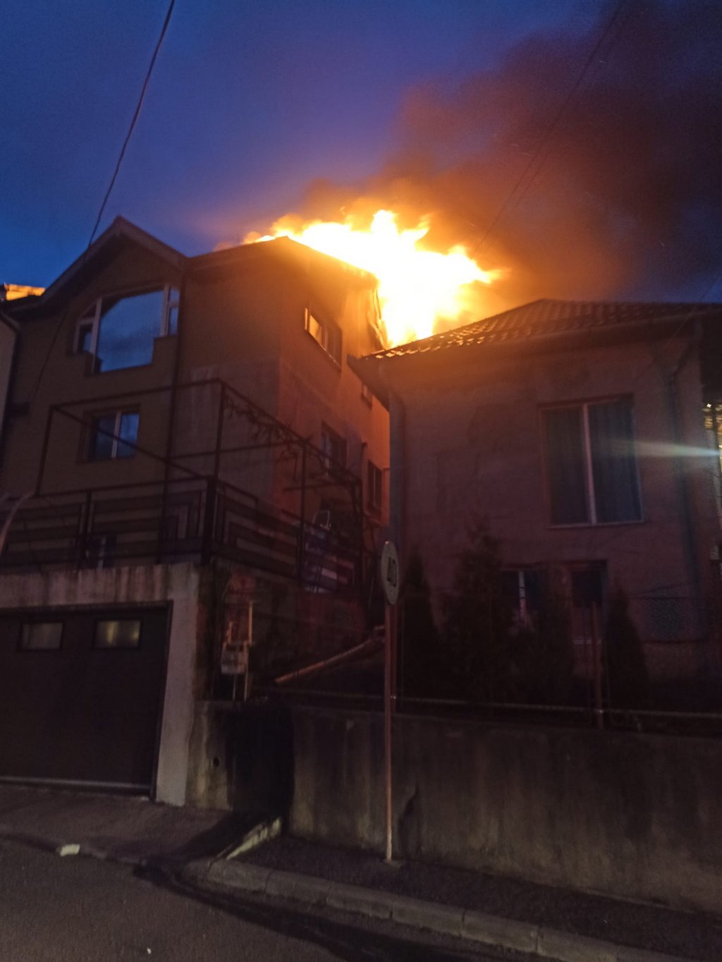 INCENDIU în Cluj-Napoca: Casă cu etaj, în flăcări. Focul s-a extins și la casa vecinilor / Cauza incendiului