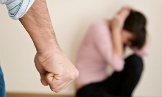 Femeile nu mai tac! Tot mai multe apeluri la linia telefonică pentru victimele violenței domestice